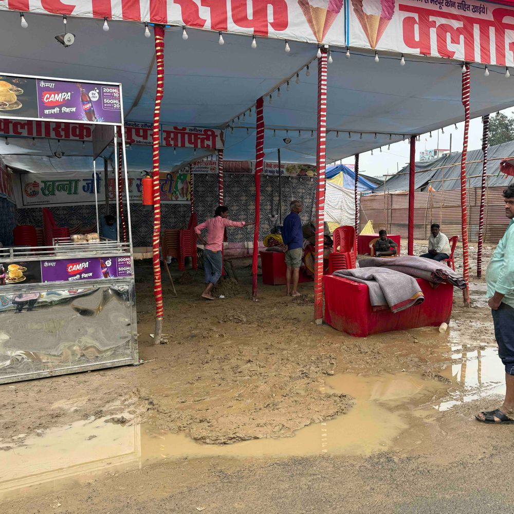 बारिश से नुमाइश मैदान में जलभराव:बुलंदशहर में कार्यक्रम प्रभावित, रात के शो अब निकुंज हॉल में होंगे