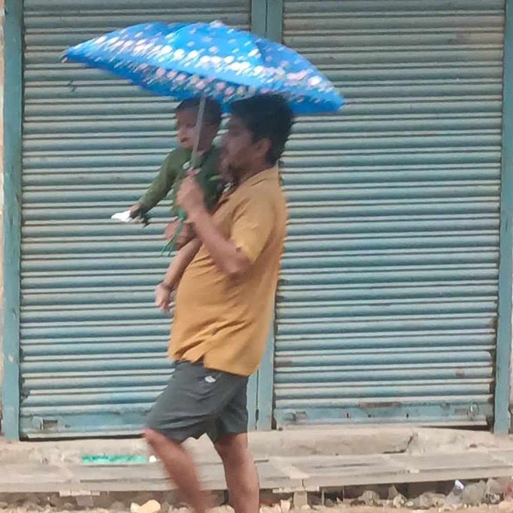 मिर्जापुर के विंध्याचल धाम में हल्की बारिश से तापमान गिरा:चैत्र नवरात्र मेले के दूसरे दिन बढ़ी ठंडक, किसान चिंतित