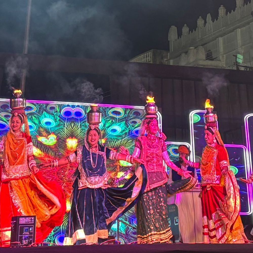 सलूंबर में राजस्थान दिवस पर सांस्कृतिक कार्यक्रम:गांधी चौक में देर रात तक गूंजी लोक संस्कृति, लोक कलाकारों ने बांधा समां