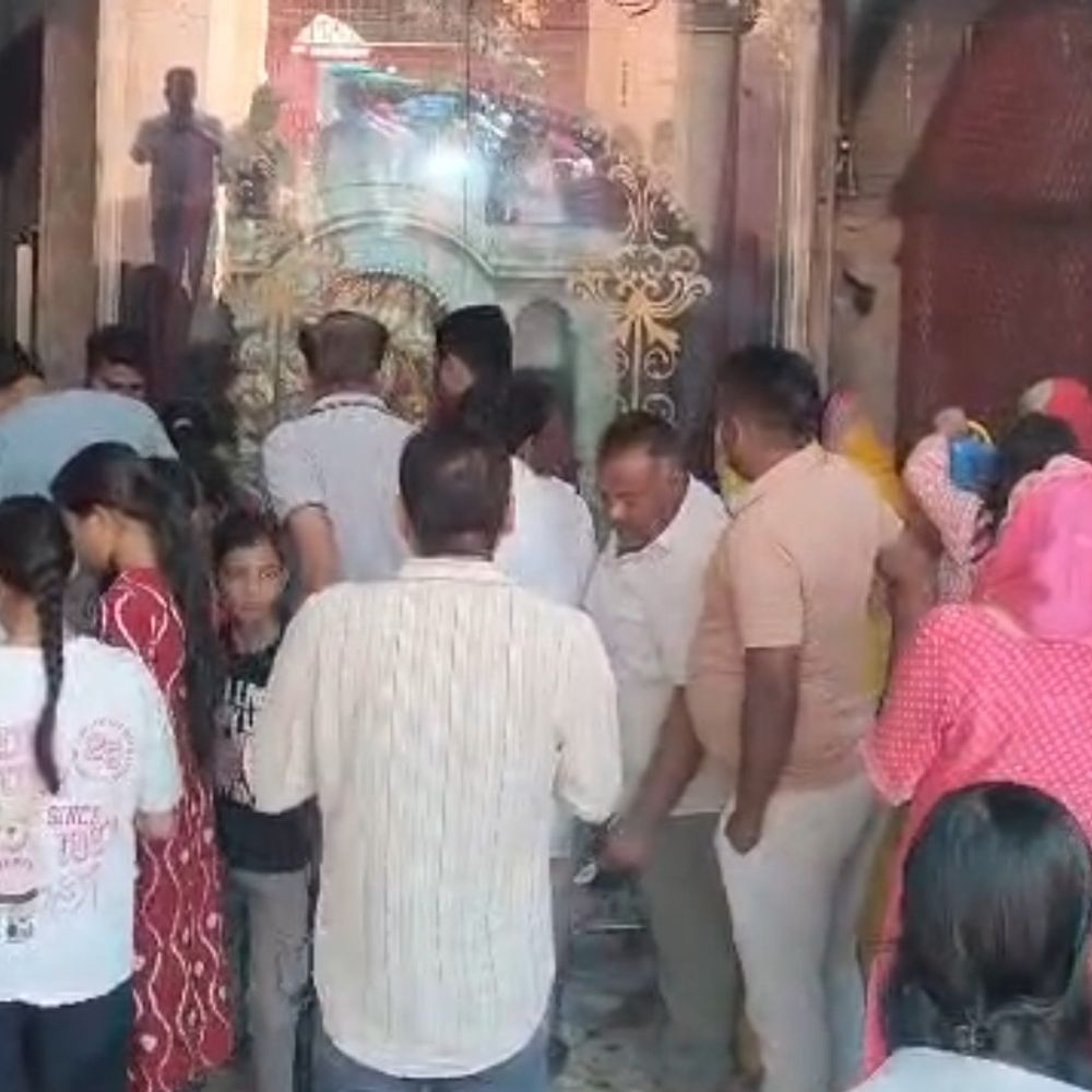 बांदा में नवरात्रि के दूसरे दिन भक्तों की भीड़:मां ब्रह्मचारिणी के दर्शन को उमड़े श्रद्धालु, काली मंदिर में चढ़ा भोग