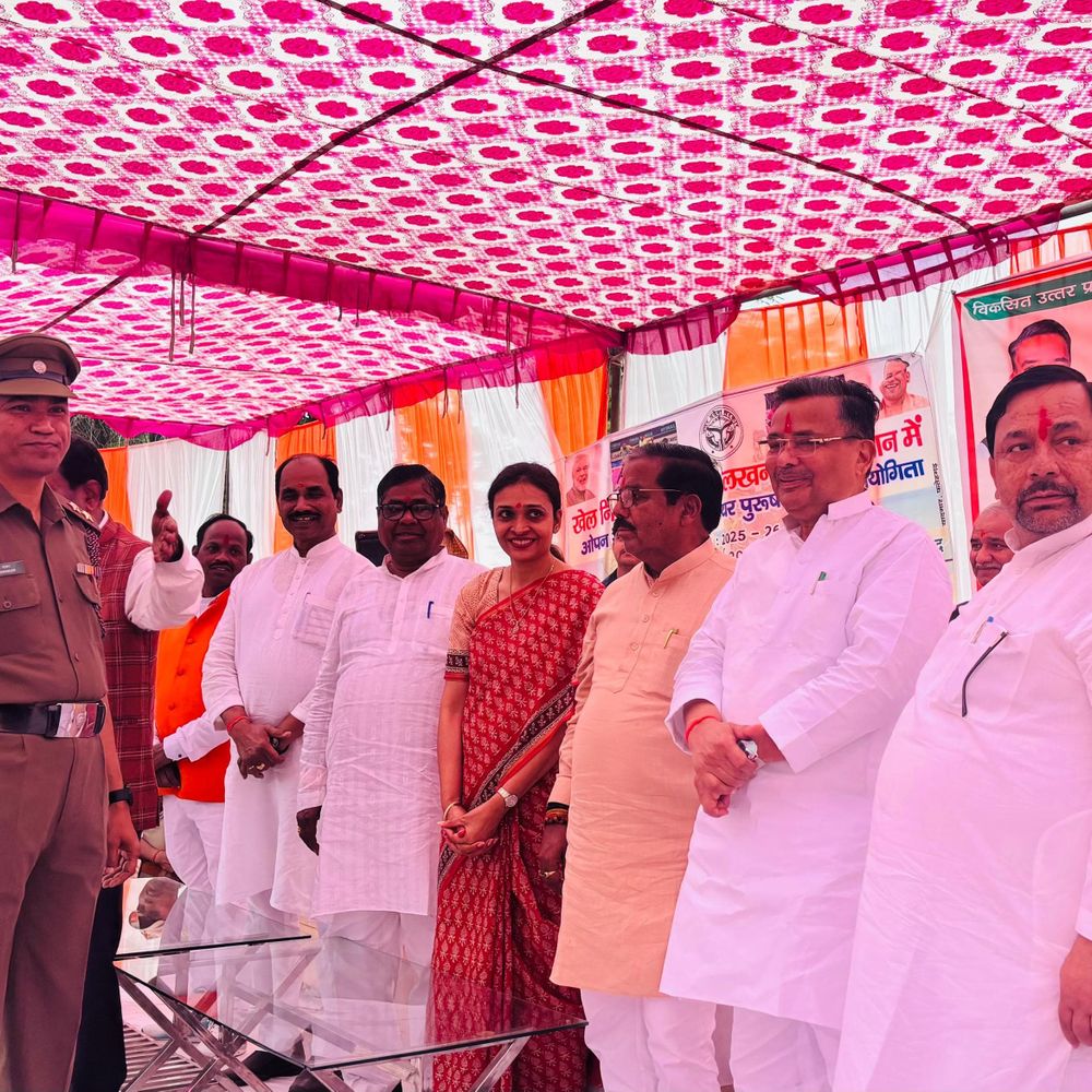 बच्चों के हाथ में पहले तमंचा, अब टैबलेट और स्मार्टफोन:सरकार के 9 साल पूरे होने पर प्रभारी मंत्री जयवीर सिंह फर्रुखाबाद पहुंचे