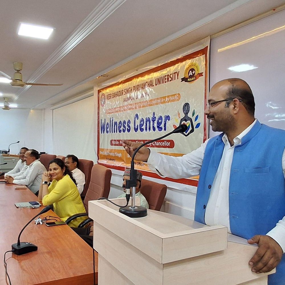 युवाओं में घटती खुशी चिंताजनक- प्रो. अजय प्रताप:सोशल मीडिया का ज्यादा प्रयोग मानसिक संतुलन बिगाड़ सकता है