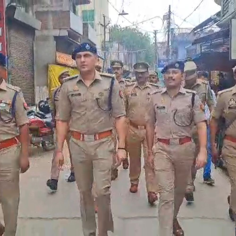 प्रतापगढ़ में अलविदा जुम्मा नमाज शांतिपूर्ण हुआ:एसपी ने भारी पुलिस बल के साथ मिश्रित क्षेत्रों में किया पैदल मार्च