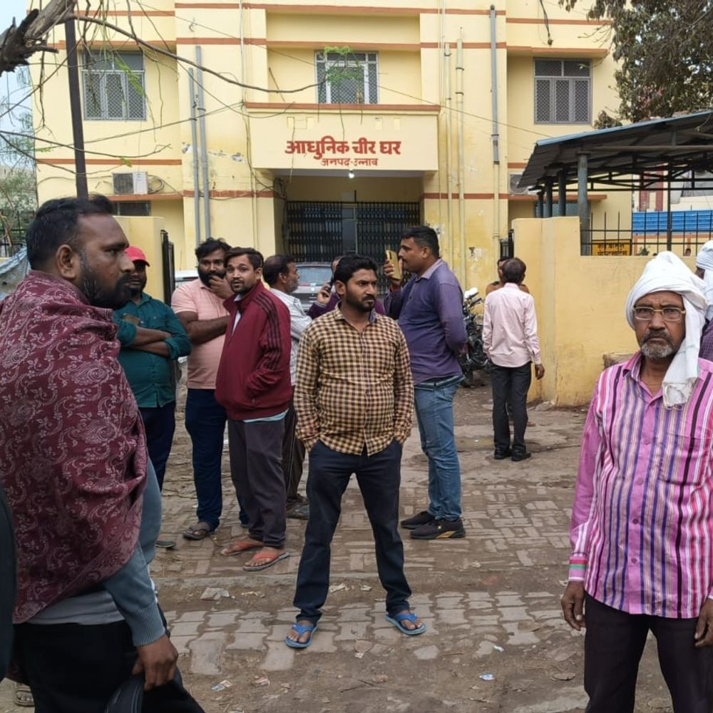 हाईवे पर बाइक संकेतक बोर्ड से टकराई, भाइयों की मौत:कोलवा गाड़ा ओवरब्रिज के पास हादसा, सिर पर लगी गंभीर चोट