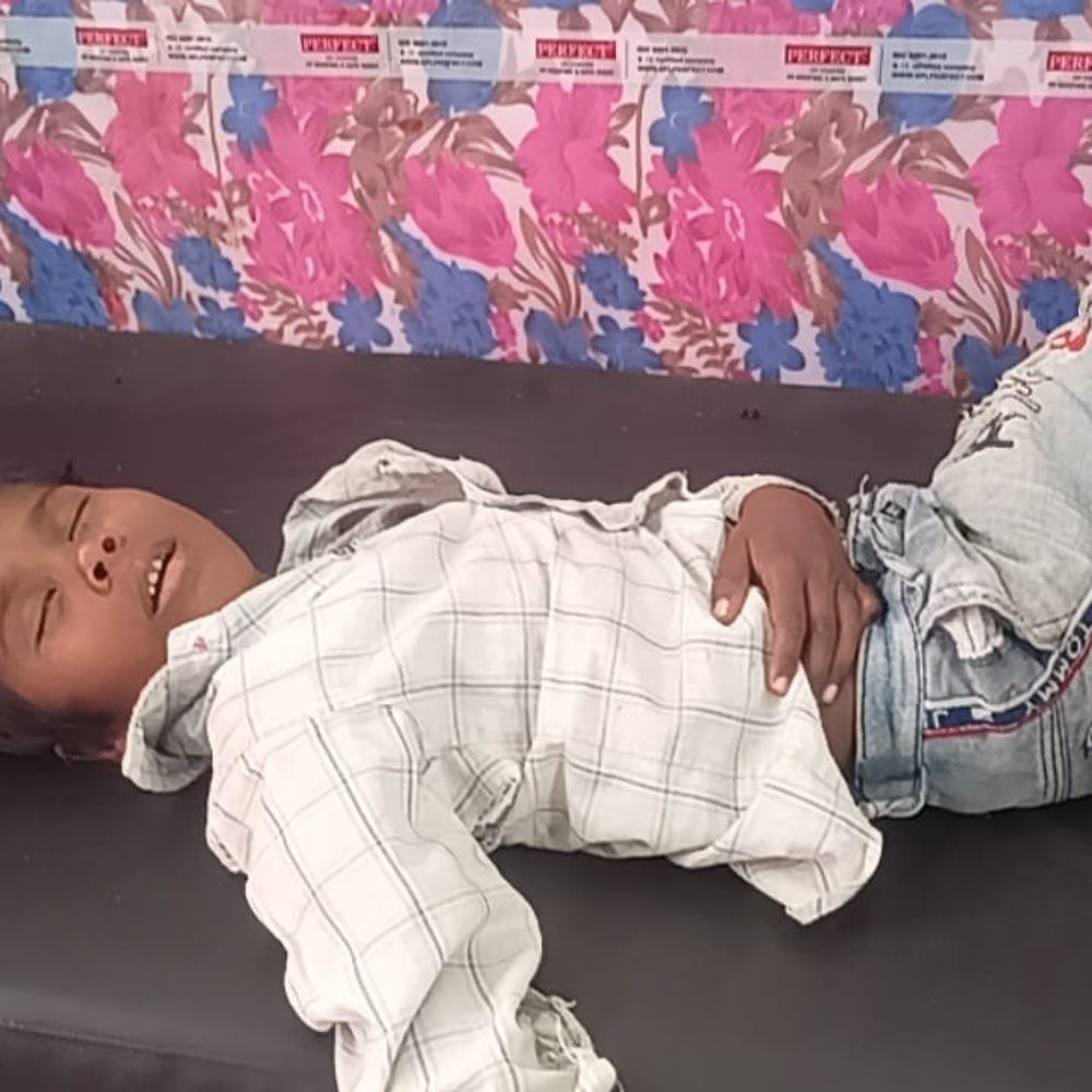 तेज रफ्तार कार ने मासूम को मारी टक्कर:इकौना में गंभीर रूप से घायल, अस्पताल रेफर