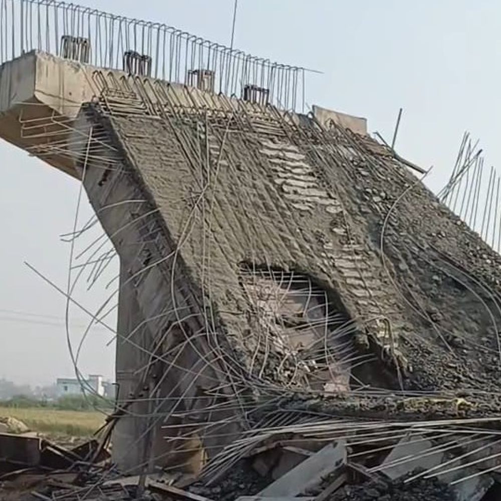 चंदौली में ROB स्लैब गिरा, कार्रवाई शुरू:ठेकेदार पर FIR, सेतु निगम का अवर अभियंता निलंबित