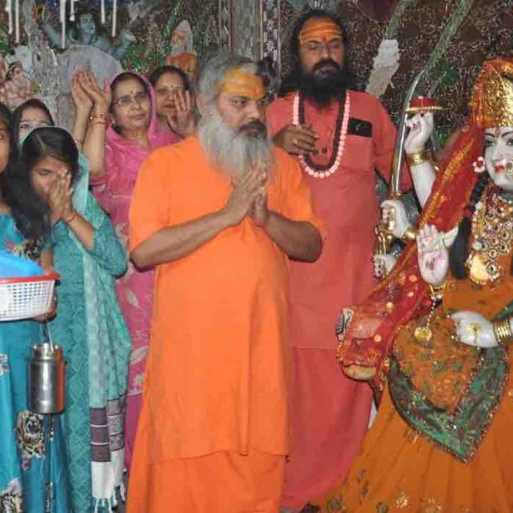 गाजियाबाद दिल्ली गेट मंदिर में मां ब्रह्मचारिणी की पूजा:नवरात्रि के दूसरे दिन भक्तों ने की विशेष आराधना