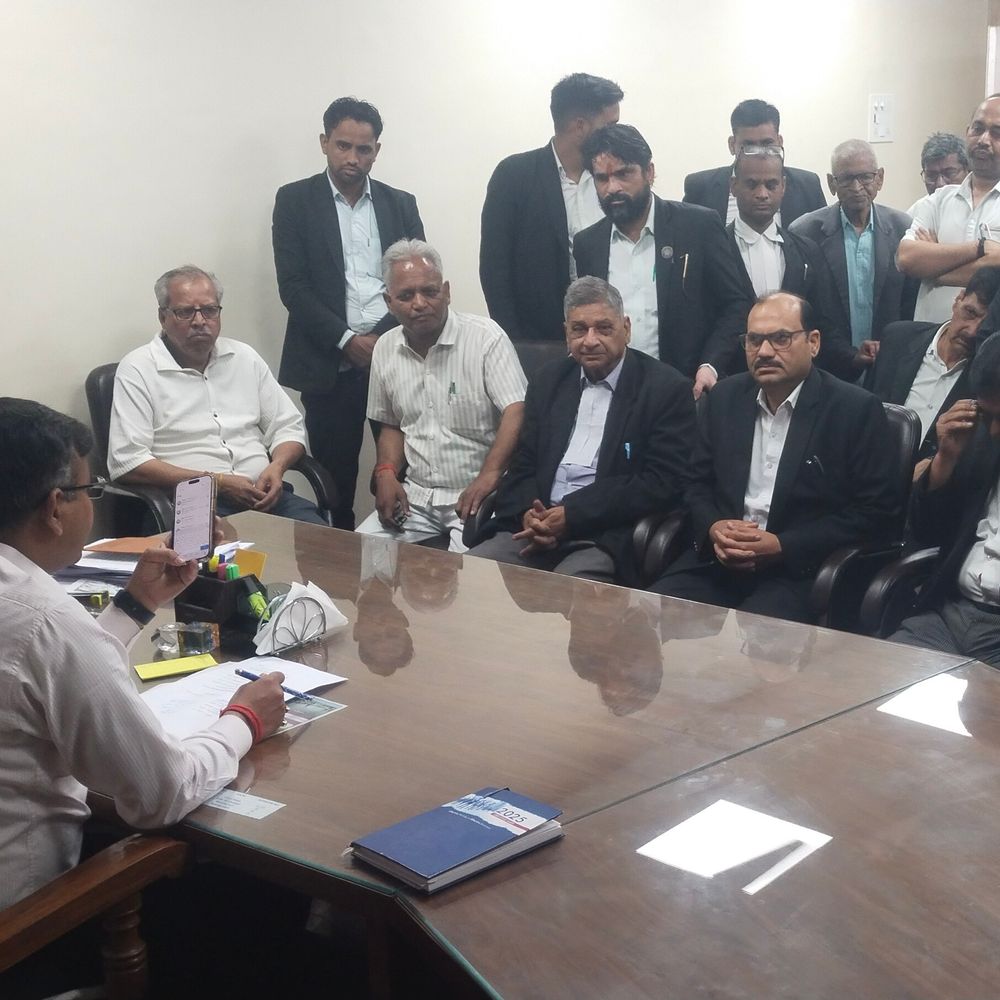 ललितपुर में तहसीलदार पर अभद्र व्यवहार का आरोप:अधिवक्ताओं ने डीएम से की शिकायत, कार्रवाई की मांग