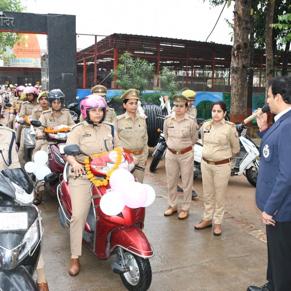 मुजफ्फरनगर में निकली पुलिस की पिंक स्कूटी रैली:एसएसपी ने हरी झंडी दिखाकर किया रवाना, महिला अधिकारों को लेकर जागरूक करेंगी