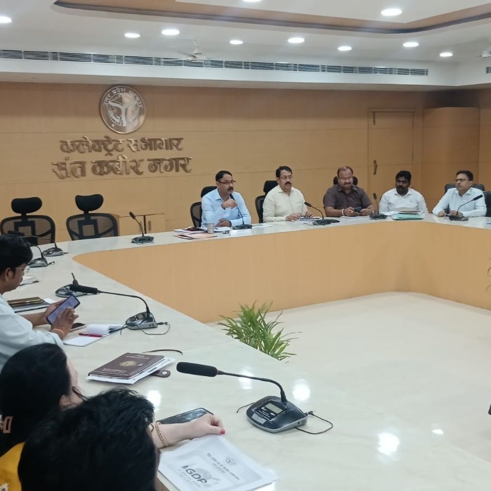 डीएम ने सीएम डैशबोर्ड रैंकिंग सुधारने का निर्देश दिया:संतकबीर नगर में विकास कार्यों की समीक्षा बैठक में विभागों को निर्देश