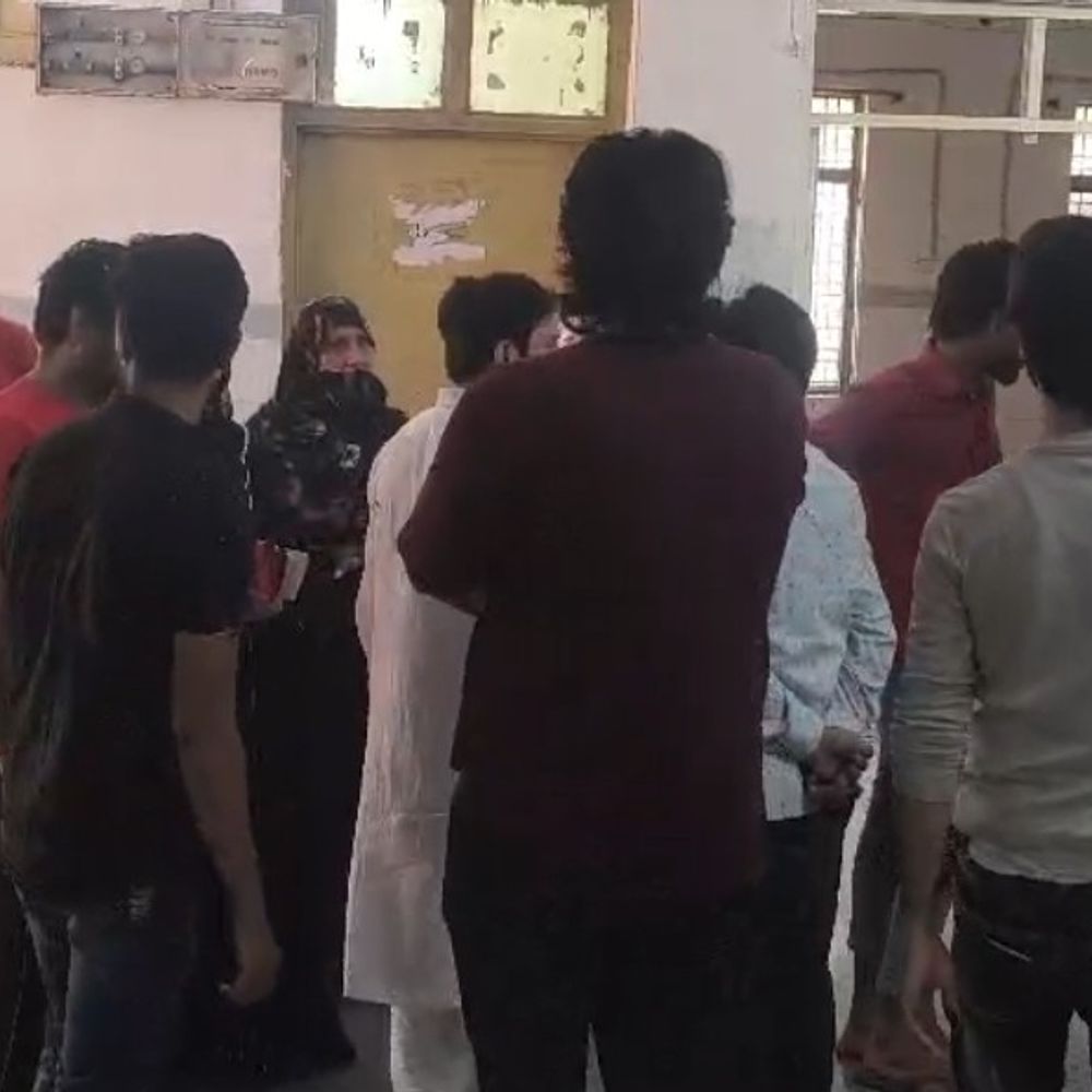 एटा में ग्राहकों को लेकर दो दुकानदार भिड़े:लाठी-डंडों से मारपीट, दो लोग घायल; पुलिस जांच में जुटी