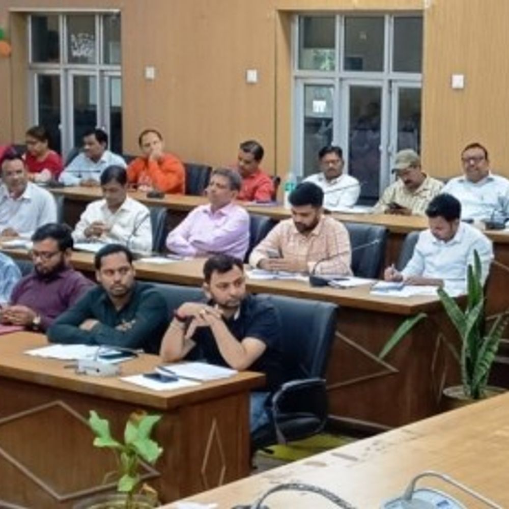 मैनपुरी में जन शिकायतों के निस्तारण में असंतोष:सीडीओ ने अफसरों को लगाई फटकार, सुधार के निर्देश