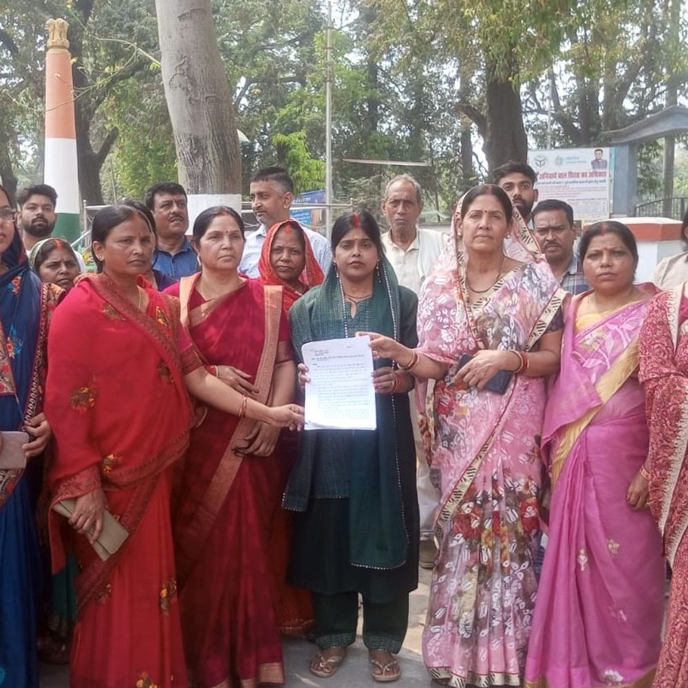 बलिया में शराब दुकान हटाने की मांग, महिलाओं का प्रदर्शन:रिहायशी इलाके से दुकान हटाने को लेकर डीएम से की शिकायत