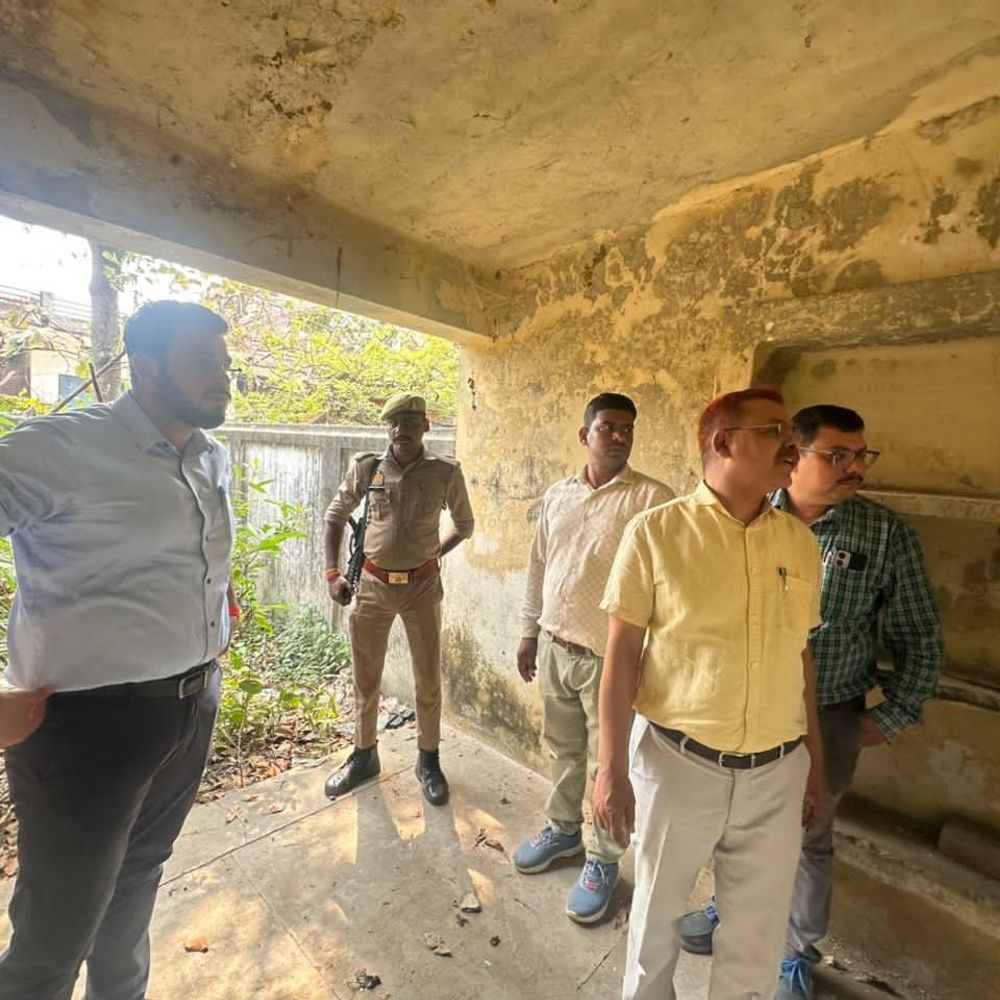 सीडीओ ने बेरूआरबारी ब्लॉक का किया औचक निरीक्षण:एडीओ मिले गैरहाजिर, स्पष्टीकरण मांगा, कहा- अफसर मेज पर लगाएं नेम प्लेट