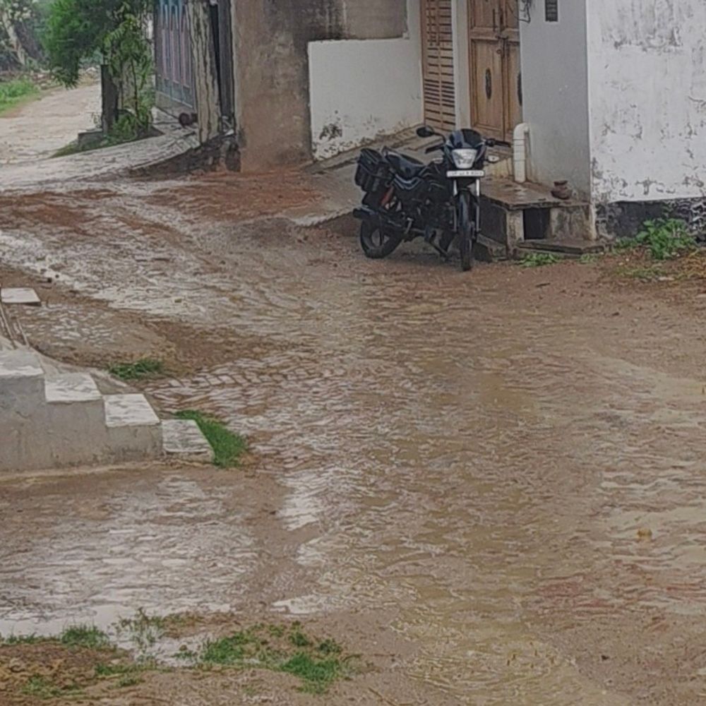 अमेठी में तेज हवाओं के साथ बारिश शुरू:तापमान गिरा, किसानों की चिंता बढ़ी; फसलें प्रभावित