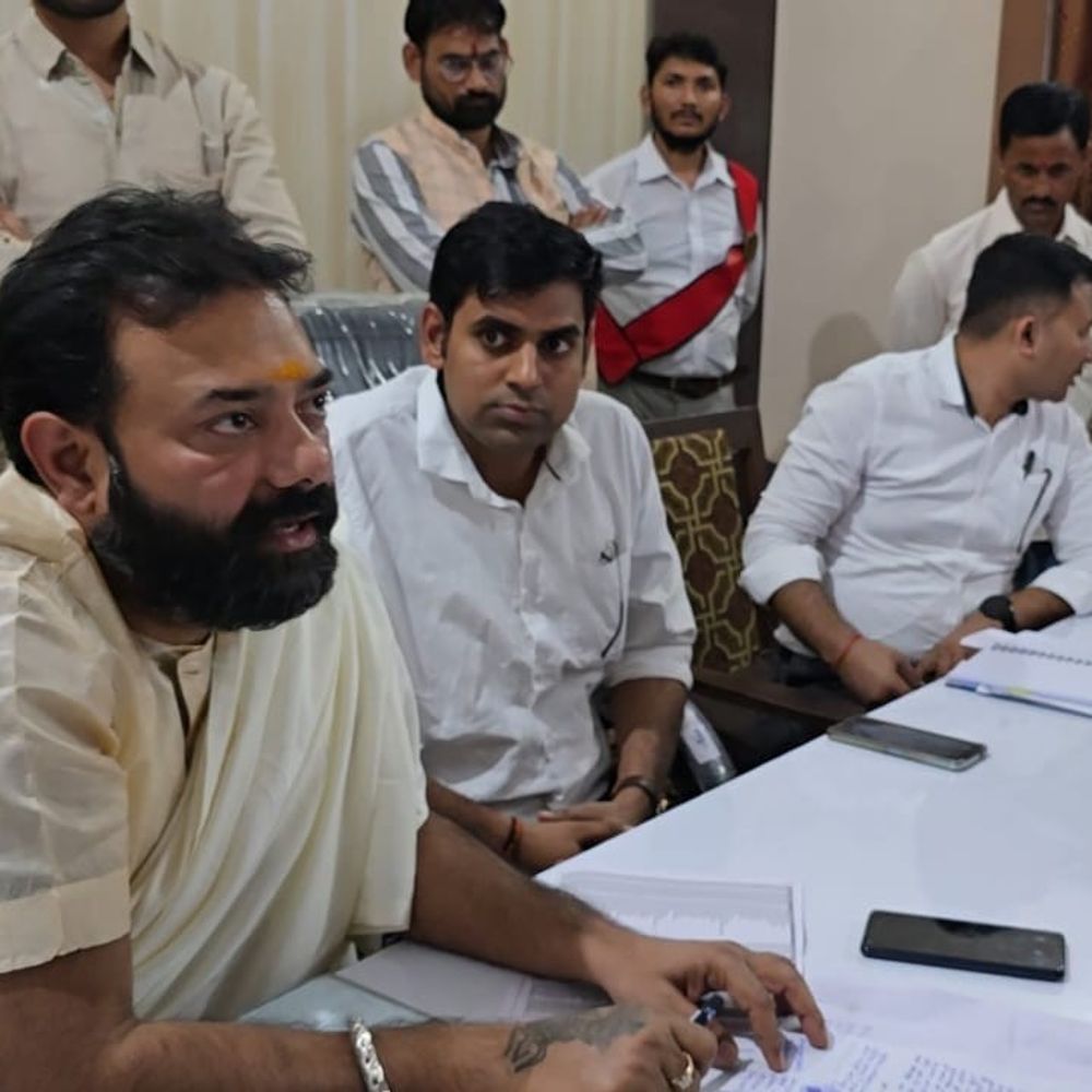 विधायक के दखल से किसान को मिली फसल वापस:महोबा के इमलिया डांग में दबंग ने काटी जौ की फसल लौटाई