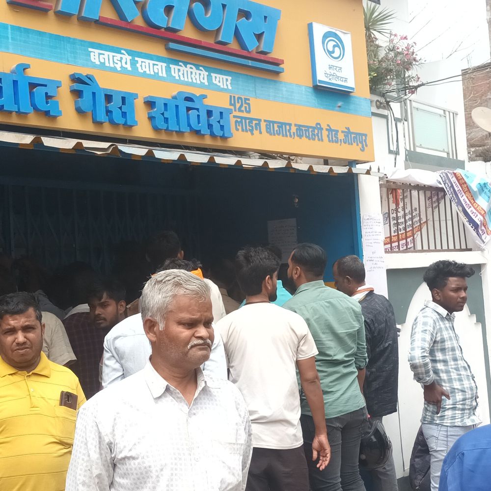 जौनपुर में गैस सिलेंडर के लिए भारी भीड़:ग्रामीण-शहरी एजेंसियों पर लंबी कतारें, प्रशासन के दावे विफल