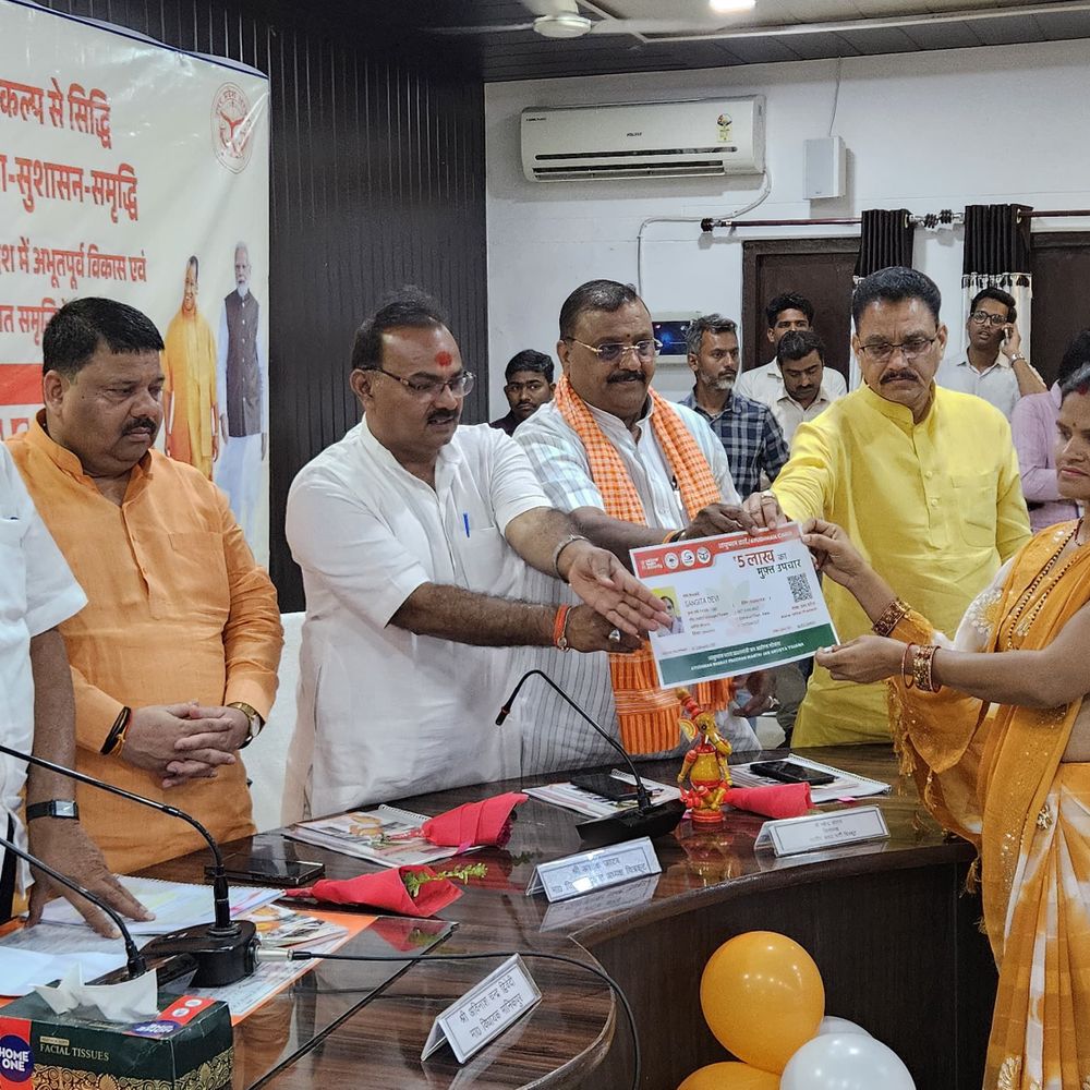 चित्रकूट में जनकल्याणकारी योजनाओं के स्वीकृति पत्र बांटे गए:विधायक ने कहा- 9 साल में बदली प्रदेश की तस्वीर, विकास पुस्तिका का विमोचन