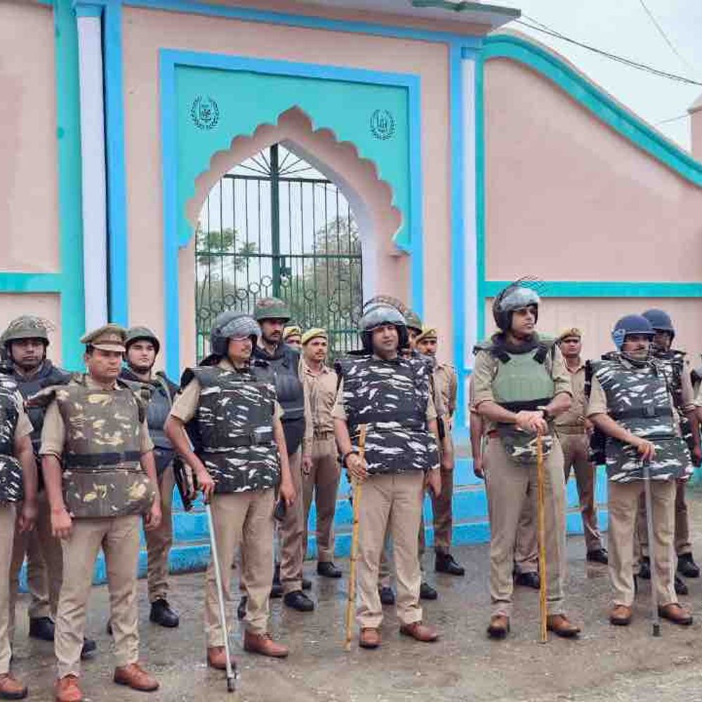 अलविदा जुमा पर मस्जिदों में उमड़ी भीड़:देश में अमन-चैन की दुआ मांगी, सुरक्षा के कड़े इंतजाम रहे