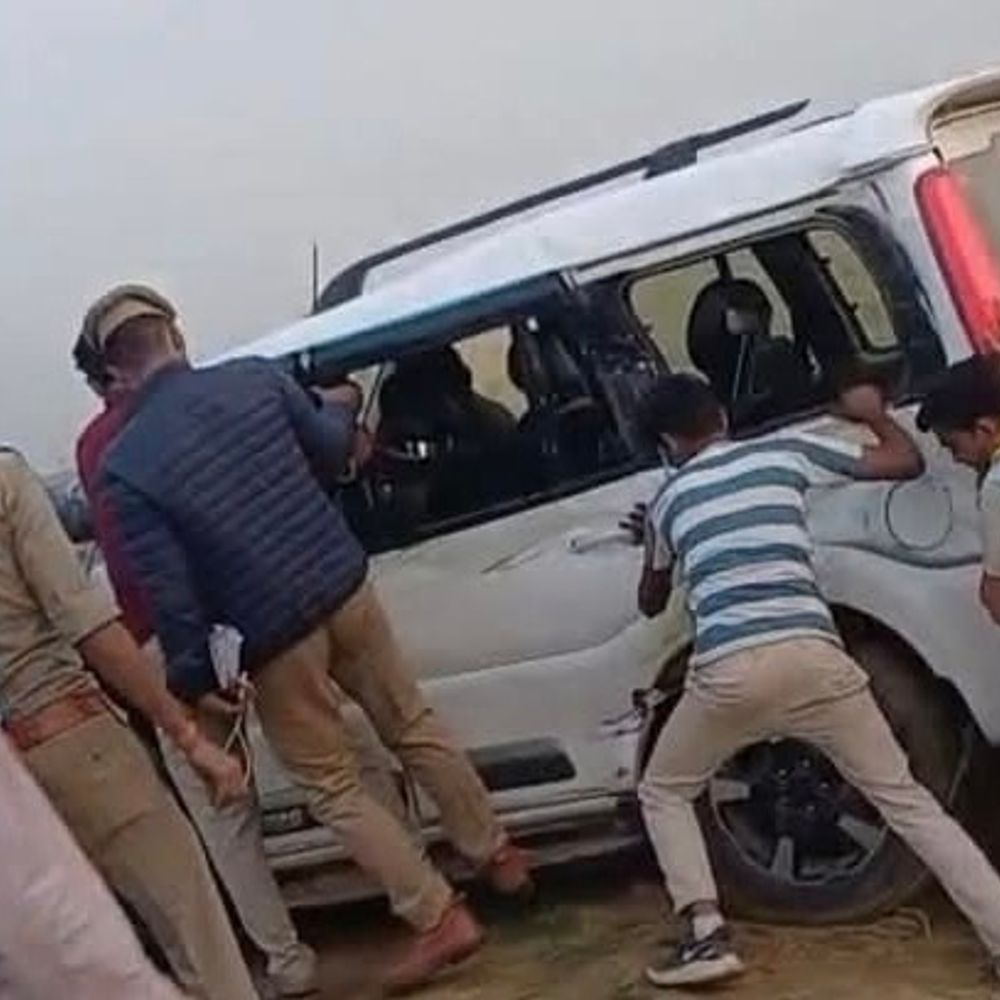 हरदोई में बस-स्कॉर्पियो की टक्कर, ठेकेदार की मौत:हादसे में दो लोग घायल, अनियंत्रित होकर स्कॉर्पियो खंती में पलटी