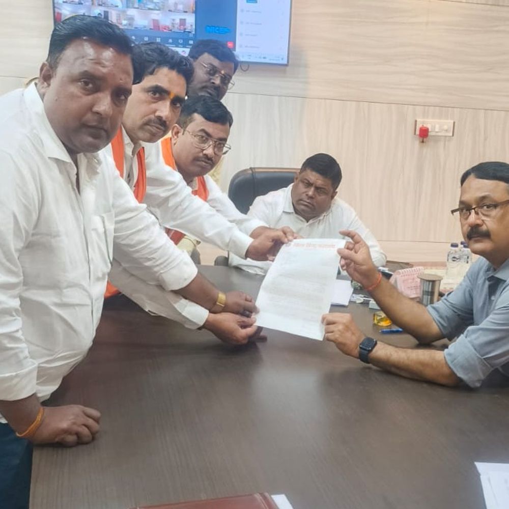 संतकबीरनगर में विश्व हिंदू महासंघ ने डीएम को सौंपा ज्ञापन:शहर के प्रमुख चौक का नाम 'वंदे मातरम् चौक' रखने की मांग