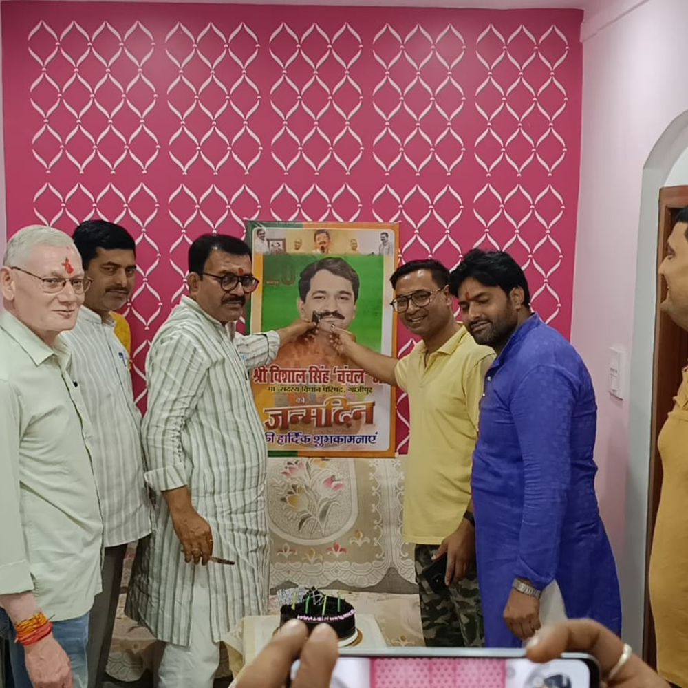 भाजपा MLC विशाल सिंह 'चंचल' का 42वां जन्मदिन:गाजीपुर में समर्थकों ने केक काटकर मनाया, दीं शुभकामनाएं