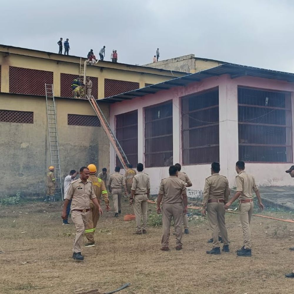 कासगंज कोल्ड स्टोर के हॉल नंबर 3 में लगी आग:अज्ञात कारणों से लगी, दमकल की तीन गाड़ियां बुझाने में जुटीं