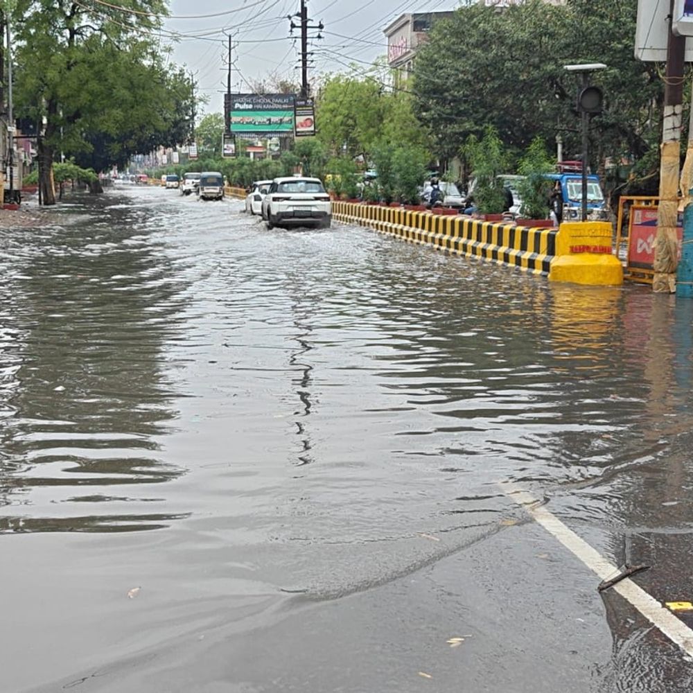 मथुरा में बारिश से सड़कों पर भरा पानी:कई गाड़ियां गड्ढे में फंसी, लोग बोले- कई बार शिकायत की, नगर निगम नहीं दे रहा ध्यान