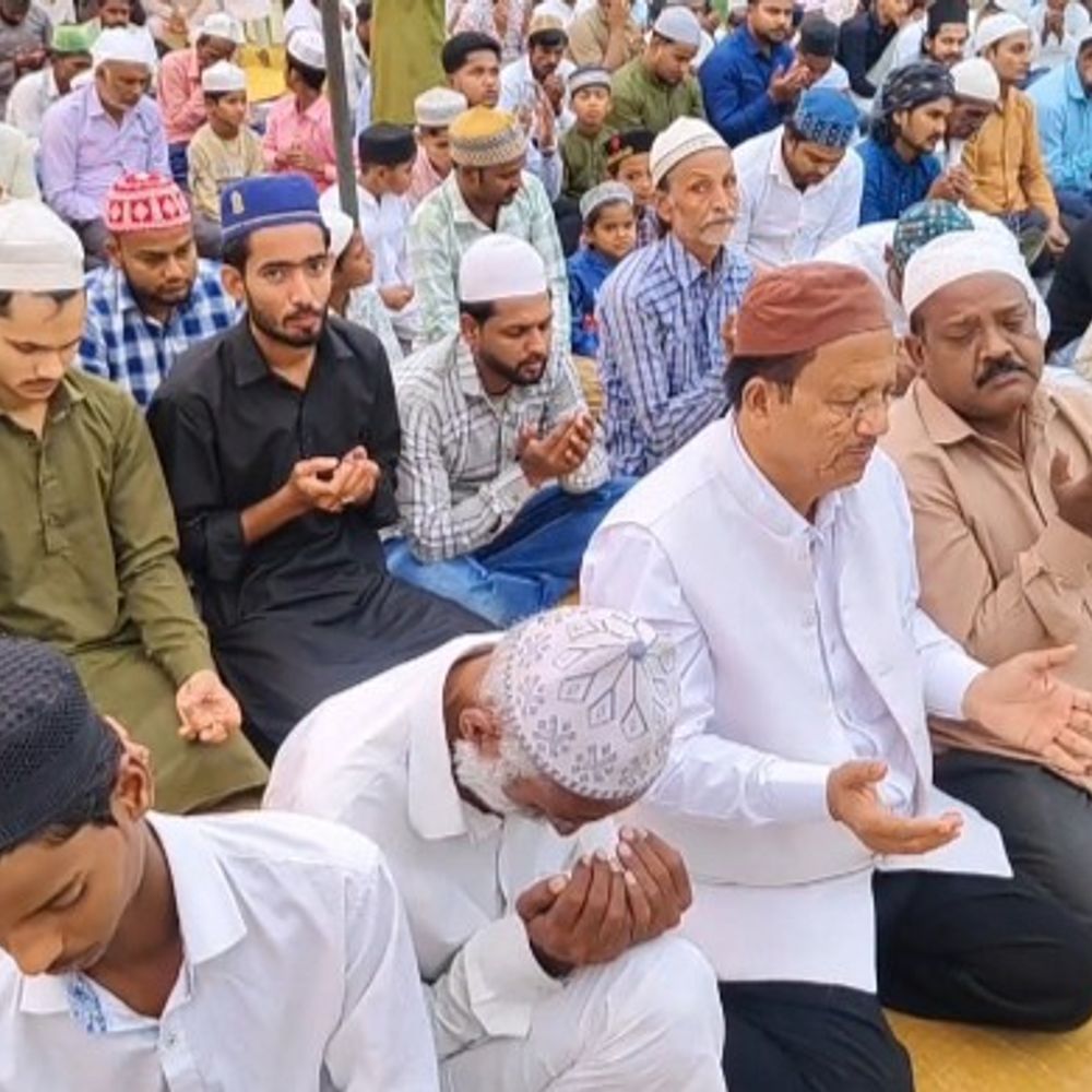 कौशांबी में अलविदा जुमा की नमाज शांतिपूर्ण संपन्न:मंझनपुर जामा मस्जिद में उमड़ी भीड़, कल मनाई जाएगी ईद