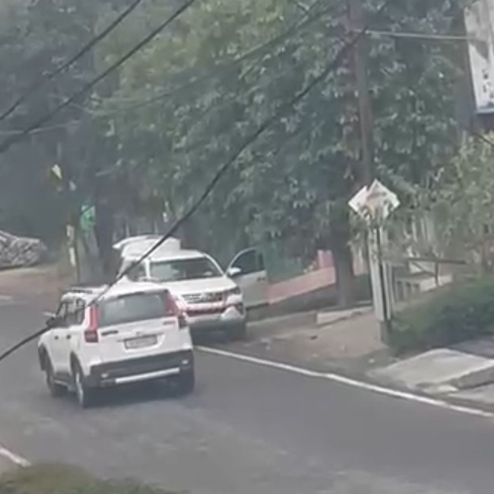 स्कॉर्पियो ने कॉलोनी में खड़ी दो कारों में मारी टक्कर:मेरठ में घर के बाहर खड़ी गाड़ियों को भारी नुकसान, ड्राइवर की तलाश जारी