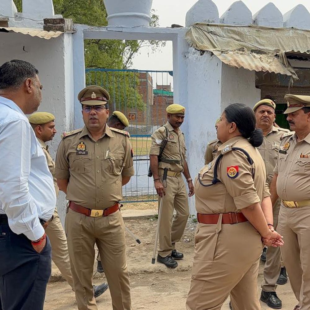 डीएम-एसपी ने संवेदनशील इलाकों में किया पैदल गश्त:अलविदा जुमा और ईद के लिए सुरक्षा व्यवस्था का लिया जायजा