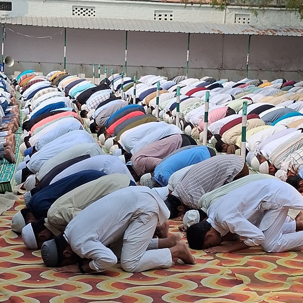 देवरिया में अलविदा की नमाज शांतिपूर्ण ढंग से अदा:देश में अमन-चैन और खुशहाली की दुआ मांगी गई, पुलिस-प्रशासन रहा मुस्तैद