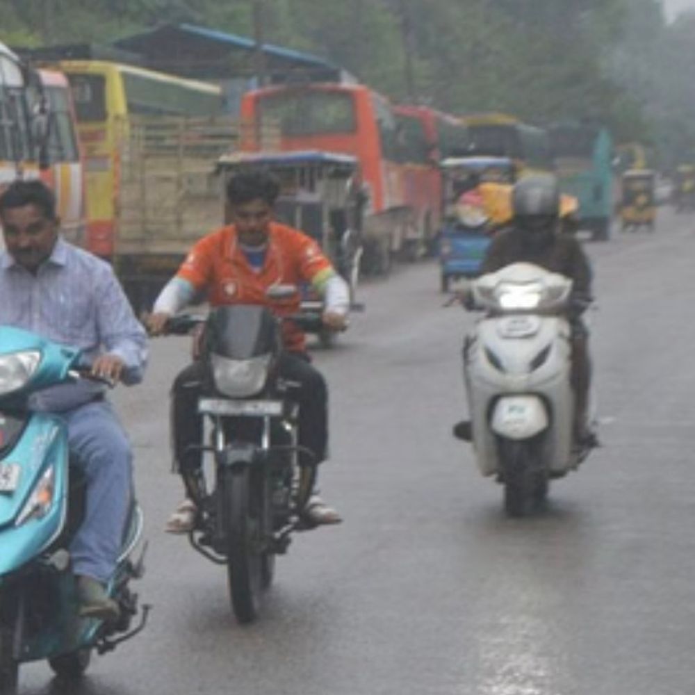 हरदोई में अचानक बदला मौसम, बारिश से फसलें प्रभावित:कटी सरसों और खड़ी गेहूं को नुकसान की आशंका