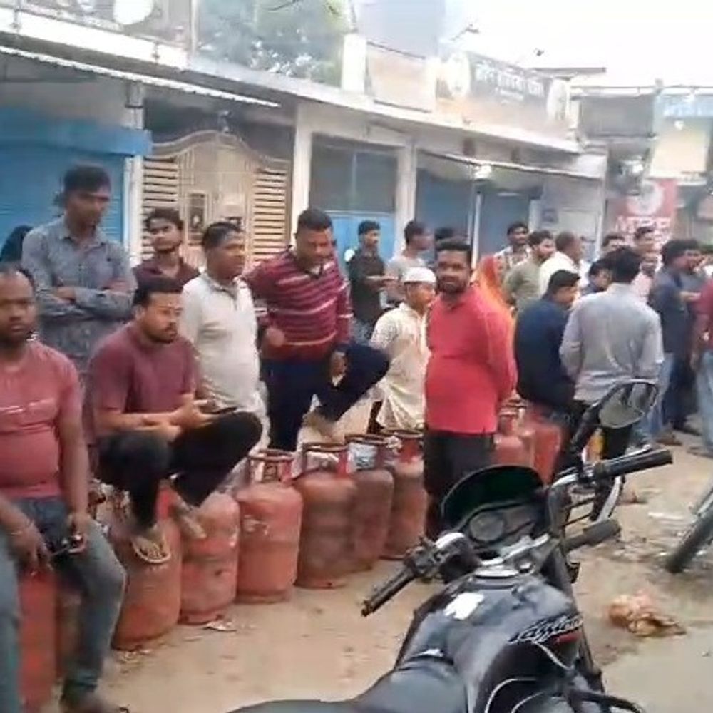 कुशीनगर में 63 गैस सिलेंडर बरामद:कालाबाजारी को लेकर विशेष जांच अभियान चलाया गया, FIR दर्ज