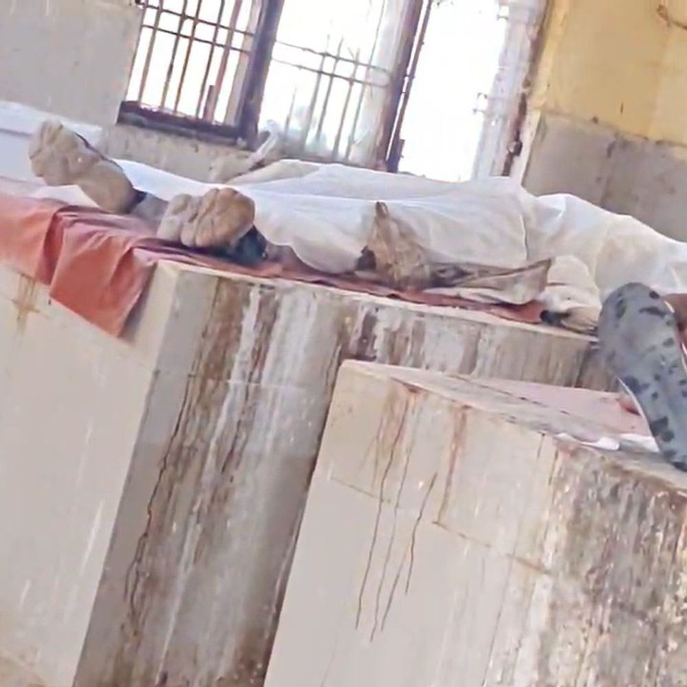 दर्शन करने जा रहे दो युवकों सड़क हादसे में मौत:गोंडा में अनियंत्रित होकर बाइक पेड़ से टकराई, एक बलरामपुर का रहने वाला