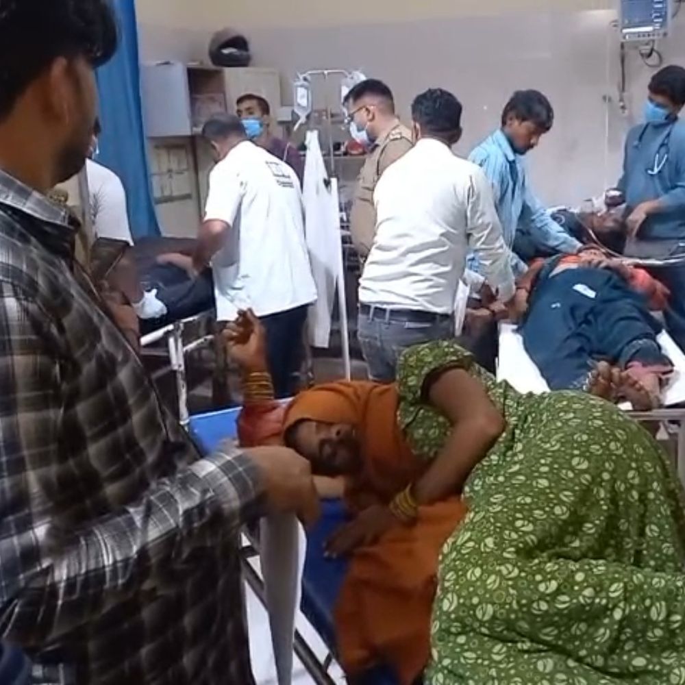 फिरोजाबाद में उपलों के विवाद में फायरिंग:एक बच्चा और दो महिलाएं घायल, ढेर में ट्रैक्टर ने मार दी थी टक्कर