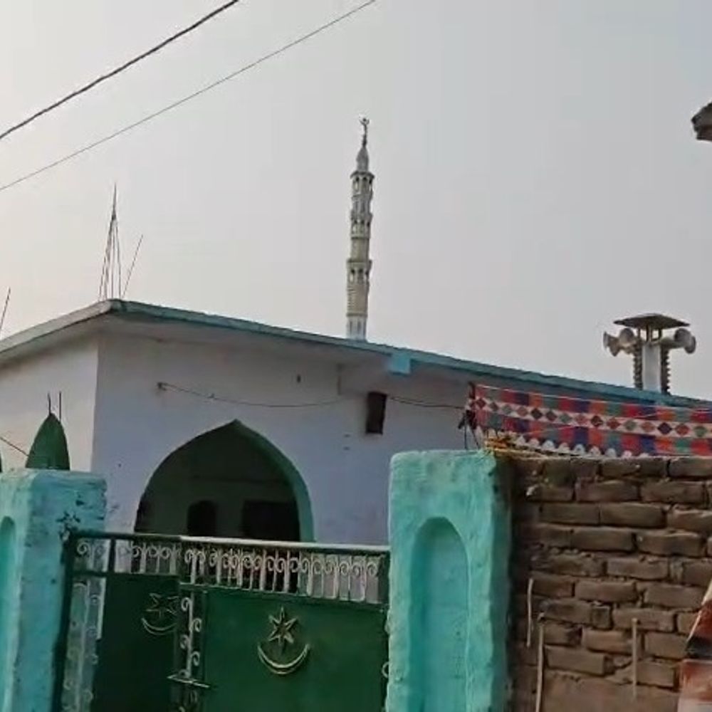 अररिया में नाले का गंदा पानी सड़क पर:  टूटा स्लैब बना खतरा, ईद से पहले बढ़ी परेशानी, लोगों ने स्थायी समाधान की मांग – Araria News