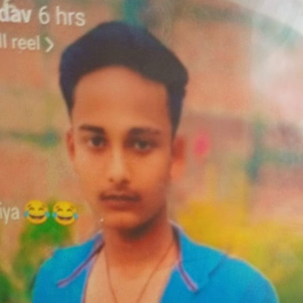 देवरिया में सड़क हादसे में छात्र की मौत:गांव जाते समय वाहन ने मारी टक्कर, बाइक टूट कर हुई चकनाचूर, आरोपी चालक की तलाश जारी