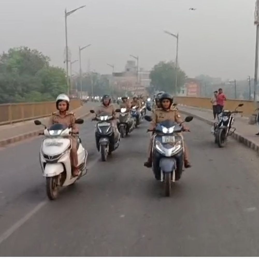 देवरिया में महिला पुलिस ने निकाली स्कूटी रैली:नवरात्र पर मिशन शक्ति के तहत महिलाओं को किया जागरूक