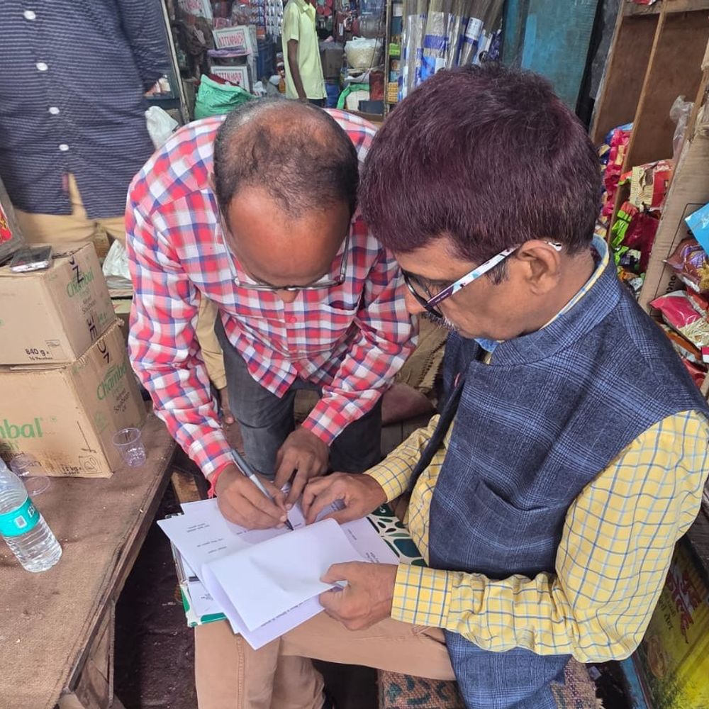 हाथरस में खाद्य सुरक्षा विभाग की कार्रवाई:कई दुकानों से खाद्य पदार्थों के नमूने लिए, लोगों को जागरूक भी किया