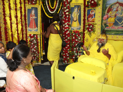 राष्ट्रपति संत प्रेमानंद से मिलीं, हाथ जोड़कर प्रणाम किया:संत ने राधे-राधे कहा; परिवार के साथ मुर्मू वृंदावन पहुंचीं, 25 मिनट चर्चा की