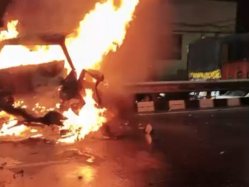 पानीपत में बस से टकरा वैन का CNG सिलेंडर फटा:आग लगने से युवती जिंदा जली, तीन सवारी झुलसी; ईद मनाने यूपी जा रहे थे