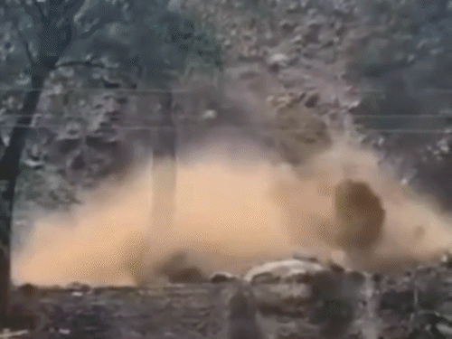 कुल्लू के इनर अखाड़ा में पहाड़ी दरकी:  5 घर खाली कराए, परिवार सुरक्षित जगह शिफ्ट, रात में दोबारा गिरे पत्थर-मलबा, दहशत में लोग – Patlikuhal News