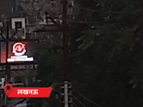 लखनऊ-अयोध्या में ओले गिरे, दिन में अंधेरा छाया:प्रयागराज समेत 20 जिलों में तेज बारिश; काशी में आंधी, मिर्जापुर में किसान की मौत