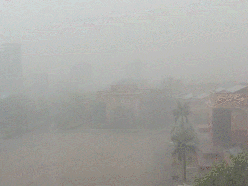 लखनऊ में मौसम बदला, दिन में अंधेरा छाया:तेज बारिश के साथ ओले गिरे, रेड अलर्ट; कई इलाकों में बिजली गुल