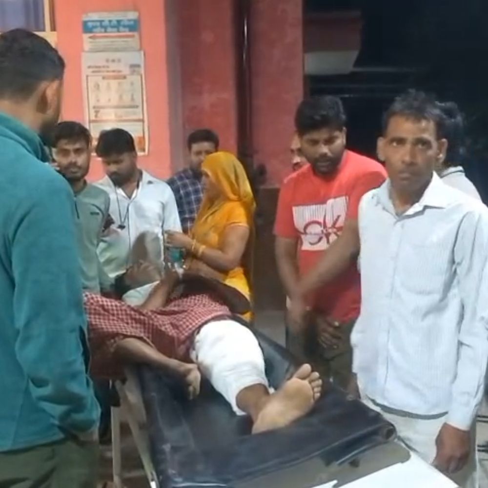 फिरोजाबाद में बाइक सवार दो युवक गंभीर रूप से घायल:सलेमपुर नगला खार वाले कट के पास ट्रैक्टर ने मारी टक्कर, काम से घर लौट रहे थे