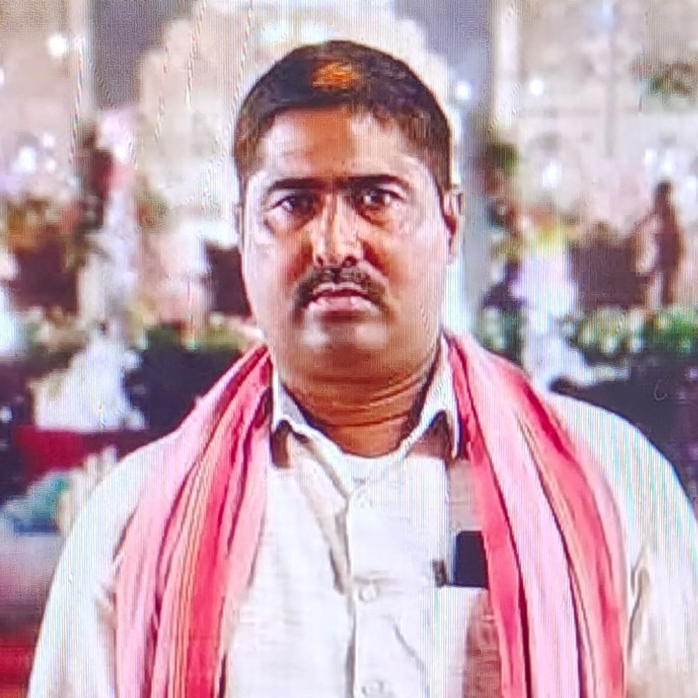 ट्रक की ठोकर से कंबाइन मशीन पुल से गिरी:संतकबीरनगर में पूर्व ब्लॉक प्रमुख की मौत, ड्राइवर सहित दो घायल