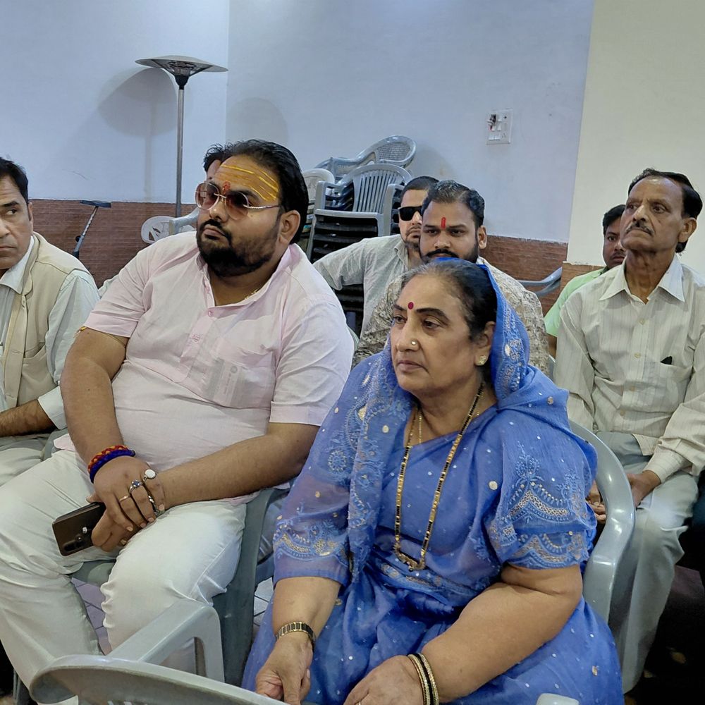 पूर्व विधायक की पत्नी बोलीं- राजनीतिक साजिश हुई:फर्रुखाबाद में प्रेस कांफ्रेंस की, कहा- कोई खुद अपना घर क्यूं बर्बाद करेगा