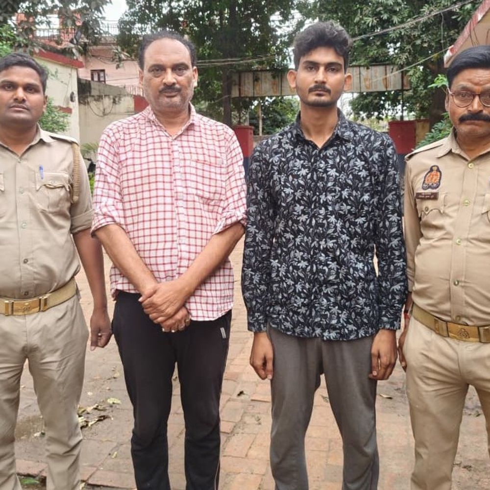 फर्जी कंपनी बनाकर GST चोरी, पिता-पुत्र गिरफ्तार:मिर्जापुर में उपायुक्त की शिकायत पर हुई कार्रवाई