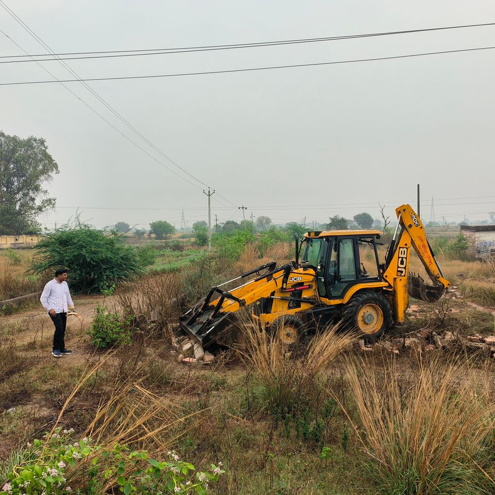 घाटमपुर में सरकारी भूमि पर हुई प्लाटिंग:शिकायत के बाद प्रशासन ने की बुलडोजर कार्रवाई, एक करोड़ की भूमि कब्जा मुक्त कराई